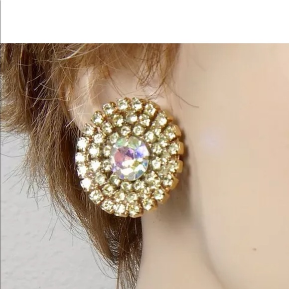 Vintage clip on gold tone cluster earrings - Picture 4 of 8